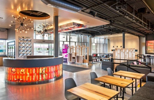 Lakefront Hotel | 29 m² Hotel ∙ 127 guests