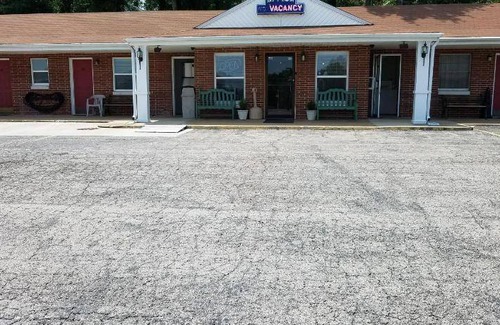 West Plains Hotel | 29 m² Motel ∙ 127 guests