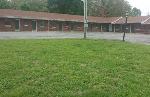 West Plains Hotel | 29 m² Motel ∙ 127 guests