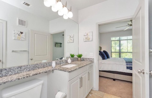 Conroe Apartment | 2bd 2ba Golden Retreat