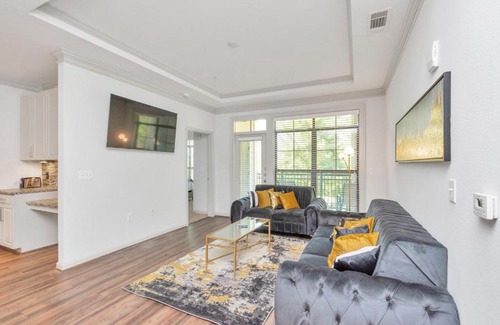 Conroe Apartment | 2bd 2ba Golden Retreat