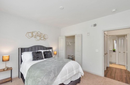 Conroe Apartment | 2bd 2ba Golden Retreat