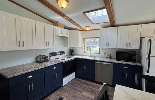Put-in-Bay House | 3 Bedroom 2 Bath Home in Island Club -Sleeps 8 - Parking & Pool Access - IC63
