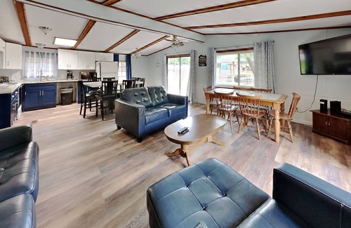 Put-in-Bay House | 3 Bedroom 2 Bath Home in Island Club -Sleeps 8 - Parking & Pool Access - IC63