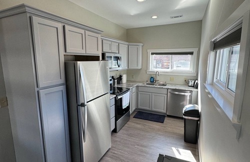 Milwaukee Apartment | 3 BR apt w/laundry + parking