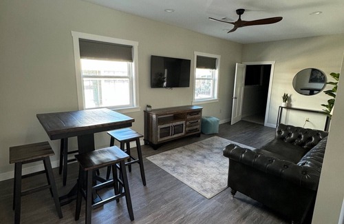 Milwaukee Apartment | 3 BR apt w/laundry + parking
