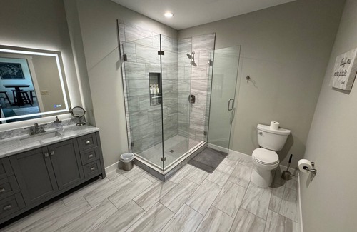 Milwaukee Apartment | 3 BR apt w/laundry + parking