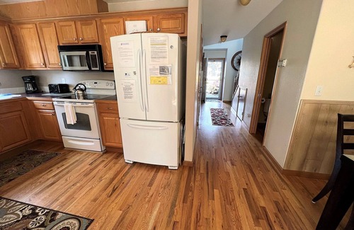 Seaside House | 3BR/2Bath Upscale Duplex Close to Beach, Town, and Convention Center