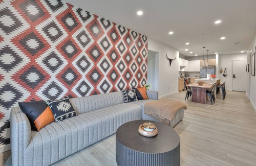 Sobro Condo | 3BR Lux Gem | Pool + 0.8mi to Broadway + Gulch