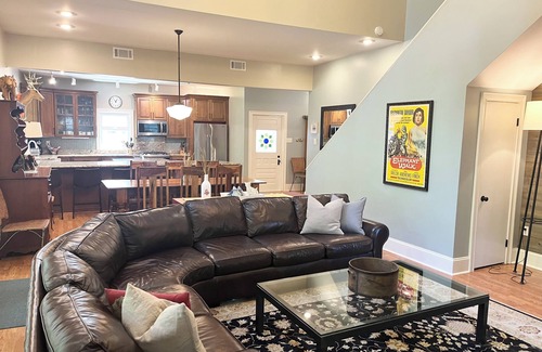 Union Pier House | 4 bed/3 bath huge house, 1.5 blocks to beach/town, hot tub/game rm, dog friendly