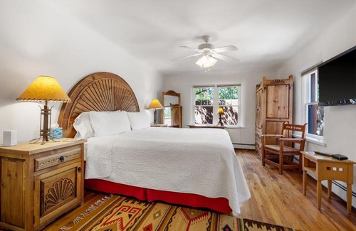 Historic Eastside House | 4 Bedroom - 5 Min. Walk to Canyon Road - Mariposa