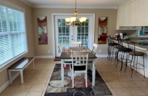 Demere Park House | 4 blocks to beach, near village, screen porch, quiet street, big fenced yard