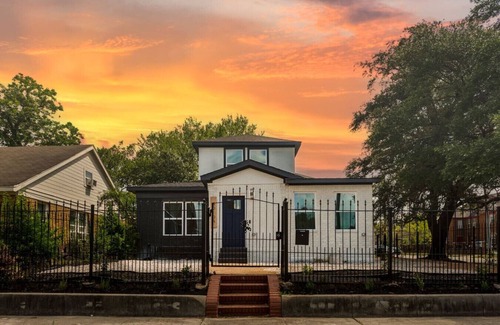 South Central Houston Apartment | 4010 Live Oak Unit A&B