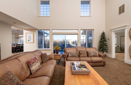 Midway House | 465 m² House ∙ 5 bedrooms ∙ 14 guests