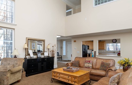 Midway House | 465 m² House ∙ 5 bedrooms ∙ 14 guests