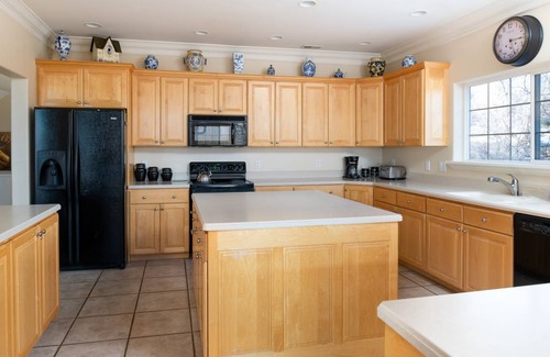 Midway House | 465 m² House ∙ 5 bedrooms ∙ 14 guests