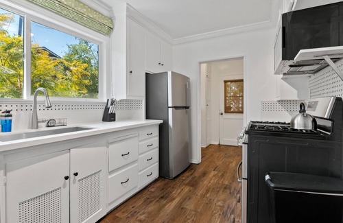 Valley Village House | 4bed 3bath villa with piano in Los Angeles by universal studio & Hollywood-12
