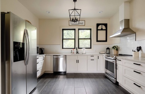 Hosford-Abernethy House | 4BR Farmhouse | Remodeled Ideal for Groups