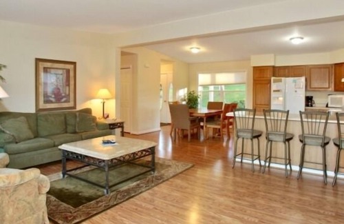Moneta House | 5 o'clock Somewhere - Pool Table, Walking Distance to Portside Bar & Grill, Just Like New!