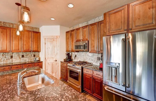 Warrior's Mark House | 59 Maggie Point. In Town! Walk to lift. Hot tub.
