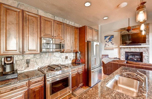 Warrior's Mark House | 59 Maggie Point. In Town! Walk to lift. Hot tub.