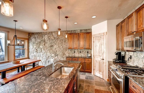 Warrior's Mark House | 59 Maggie Point. In Town! Walk to lift. Hot tub.