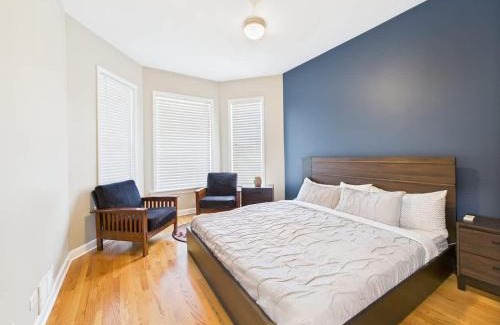 Wrigleyville Apartment | 6 Min Walk to Wrigley King Bed and Parking