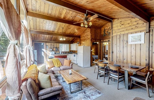 Sedro-Woolley Cabin | 60 m² Cabin ∙ 2 bedrooms ∙ 4 guests