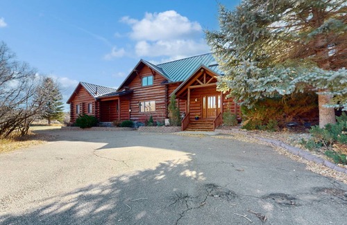 Glenwood Springs Cabin | 613 m² Cabin ∙ 7 bedrooms ∙ 19 guests