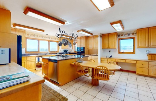 Glenwood Springs Cabin | 613 m² Cabin ∙ 7 bedrooms ∙ 19 guests