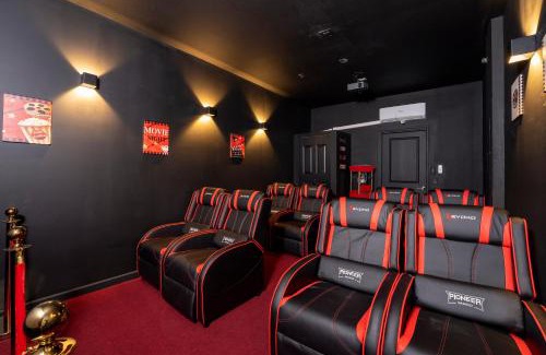 Four Corners House | 6BD InstaWorthy home pool cine and BBQ near Disney