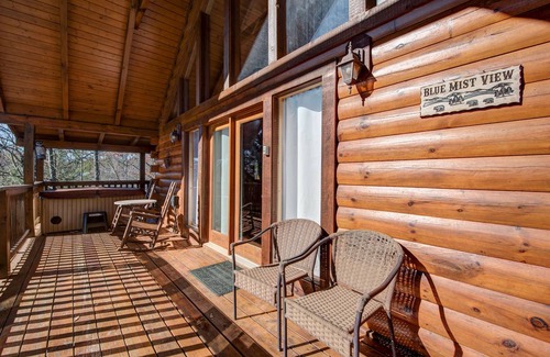 Black Bear Falls Cabin | 76 m² Cabin ∙ 2 bedrooms ∙ 6 guests
