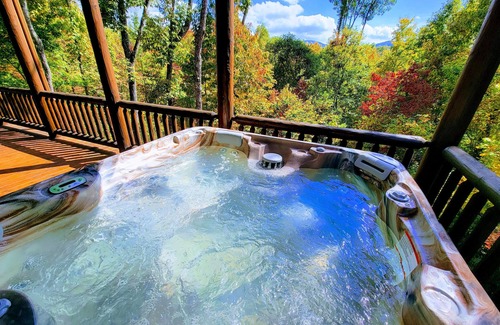 Hidden Lake Cabin | 8 min to BR Lux Lodge, new hot tub, views, all paved roads, and game room.