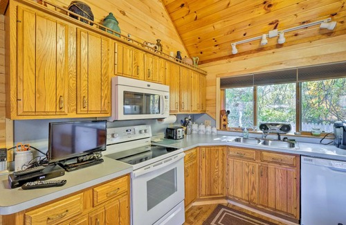 Bolton Landing Cottage | 83 m² Cabin ∙ 2 bedrooms ∙ 4 guests
