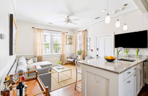 Cannonborough Elliotborough House | 8D at Saint Philip Square, One Block to King, Top Floor Apt with Private Balcony