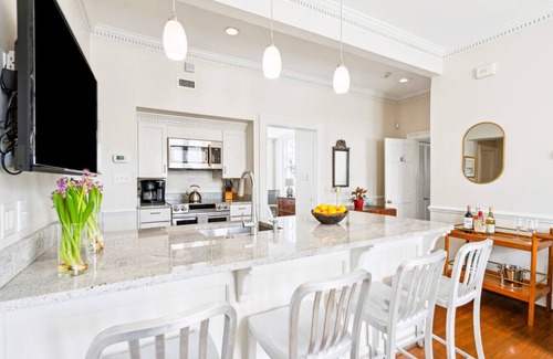 Cannonborough Elliotborough House | 8D at Saint Philip Square, One Block to King, Top Floor Apt with Private Balcony