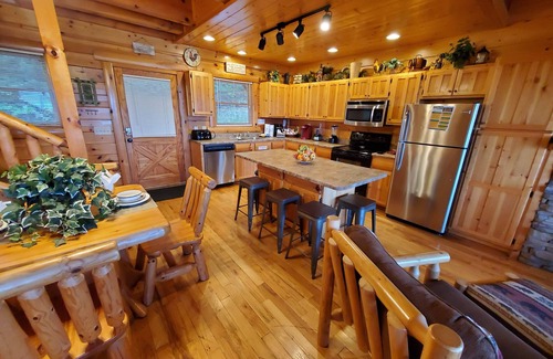 Pigeon Forge Cabin | A+ AMAZING VIEWS&Loc! Families&Groups Pool HotTub Arcades 8 King Bedrooms