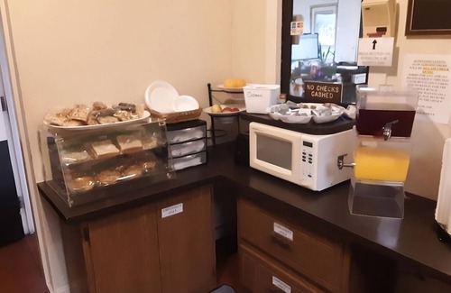 Summit Hotel | Affordability Meets Comfort in the Knights Inn Ashland! Pool, Pet-Friendly!