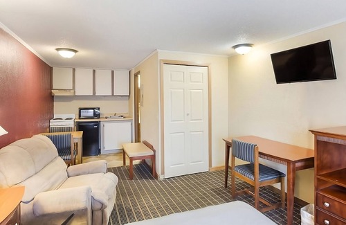 Summit Hotel | Affordability Meets Comfort in the Knights Inn Ashland! Pool, Pet-Friendly!