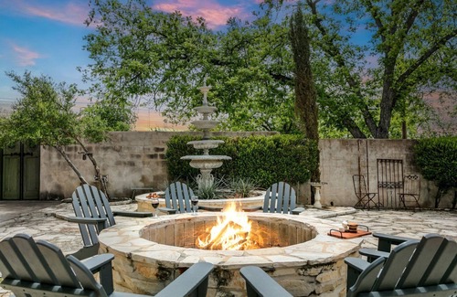 Fredericksburg House | Agave Chapel | 2/2 Cottage | Walk to Main