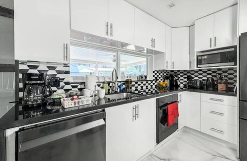Lighthouse Point House | Amazing Home w/Heated Pool 8 mins to the Beach!