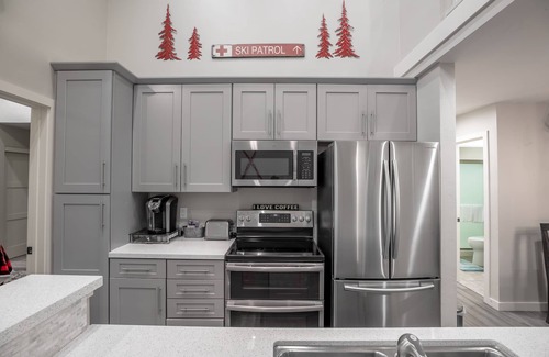 Mammoth Lakes Condo | AMAZING LOCATION, CLOSE TO SLOPES, WALK TO VILLAGE, SHOPS AND FOOD