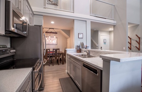Mammoth Lakes Condo | AMAZING LOCATION, CLOSE TO SLOPES, WALK TO VILLAGE, SHOPS AND FOOD