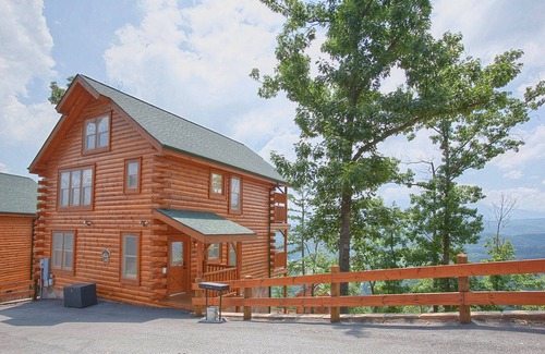 Gatlinburg Cabin | Amazing Views of the Smoky Mountains - Excellent Location!