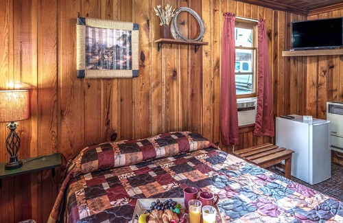 Ruidoso Cabin | Apache Village 1, Queen Bed, Midtown, Pet Friendly, Sleeps 2