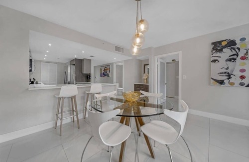 Downtown Miami Apartment | Aqua Bayfront Balcony Serenity
