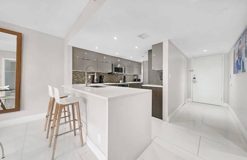 Downtown Miami Apartment | Aqua Bayfront Balcony Serenity