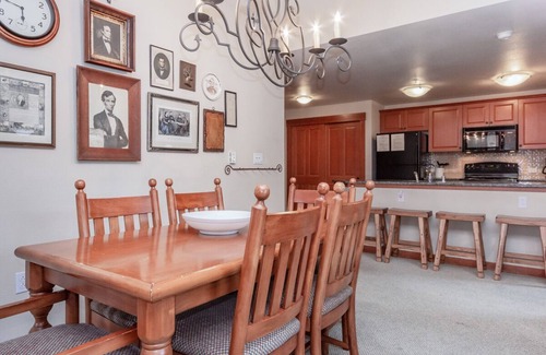 Mammoth Lakes Condo | Available for Fall Getaways! Charming Condo at Grand Sierra Lodge with Shared Hot Tub and Pool!