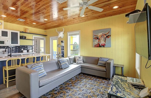 Port Aransas House | Awesome island home with a community pool. In the heart of Port Aransas!
