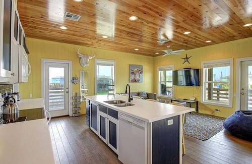Port Aransas House | Awesome island home with a community pool. In the heart of Port Aransas!